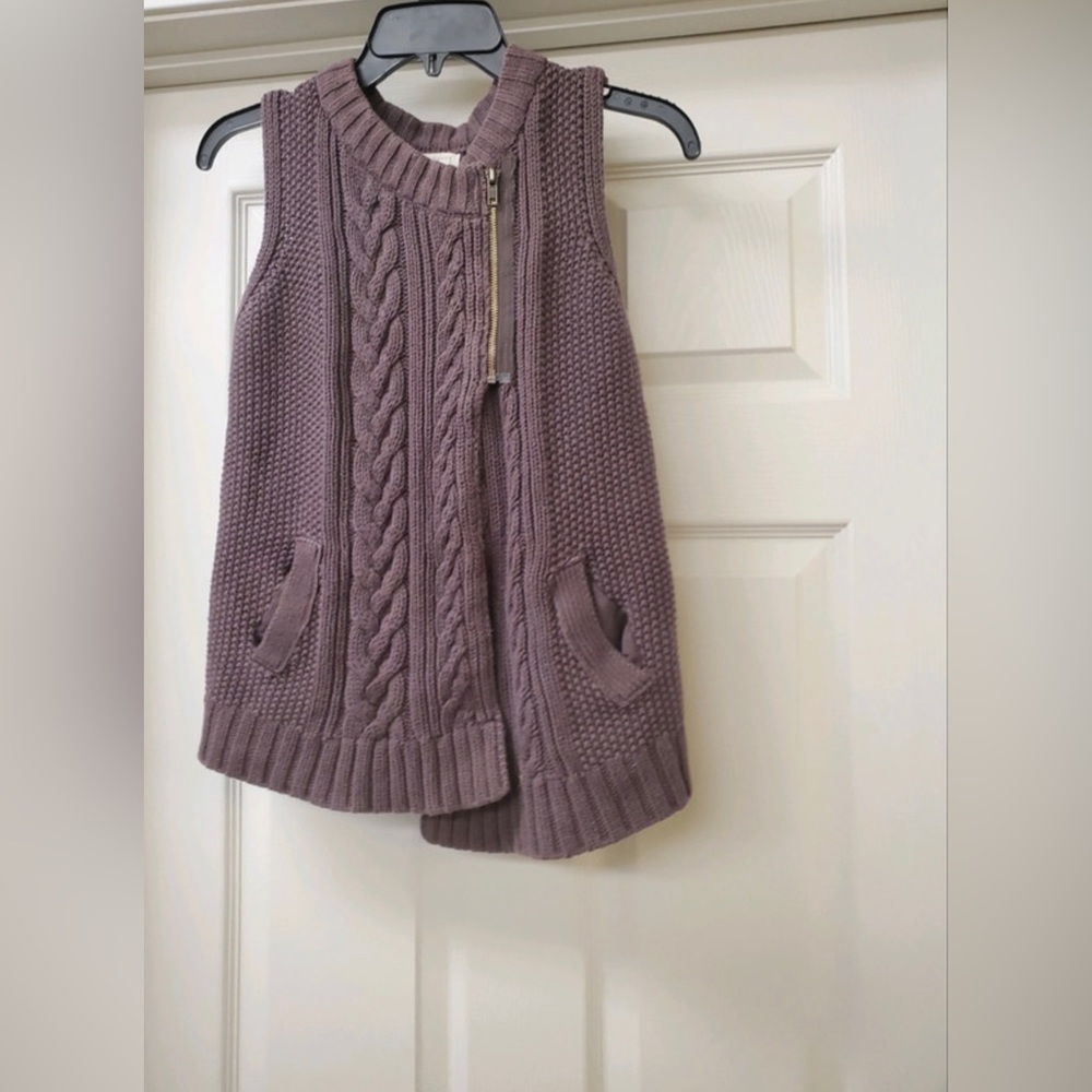Kenji Anthropologie cardigan sweater is a size Medium.